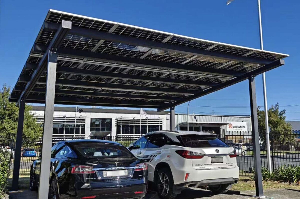 Installation d'ombrière photovoltaïque sur le parking d'une entreprise privée dans le Maine-et-Loire Installation d'ombrière photovoltaïque sur le parking d'une entreprise privée dans le Maine-et-Loire
